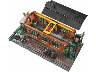 910033 LEGO Old Train Engine Shed